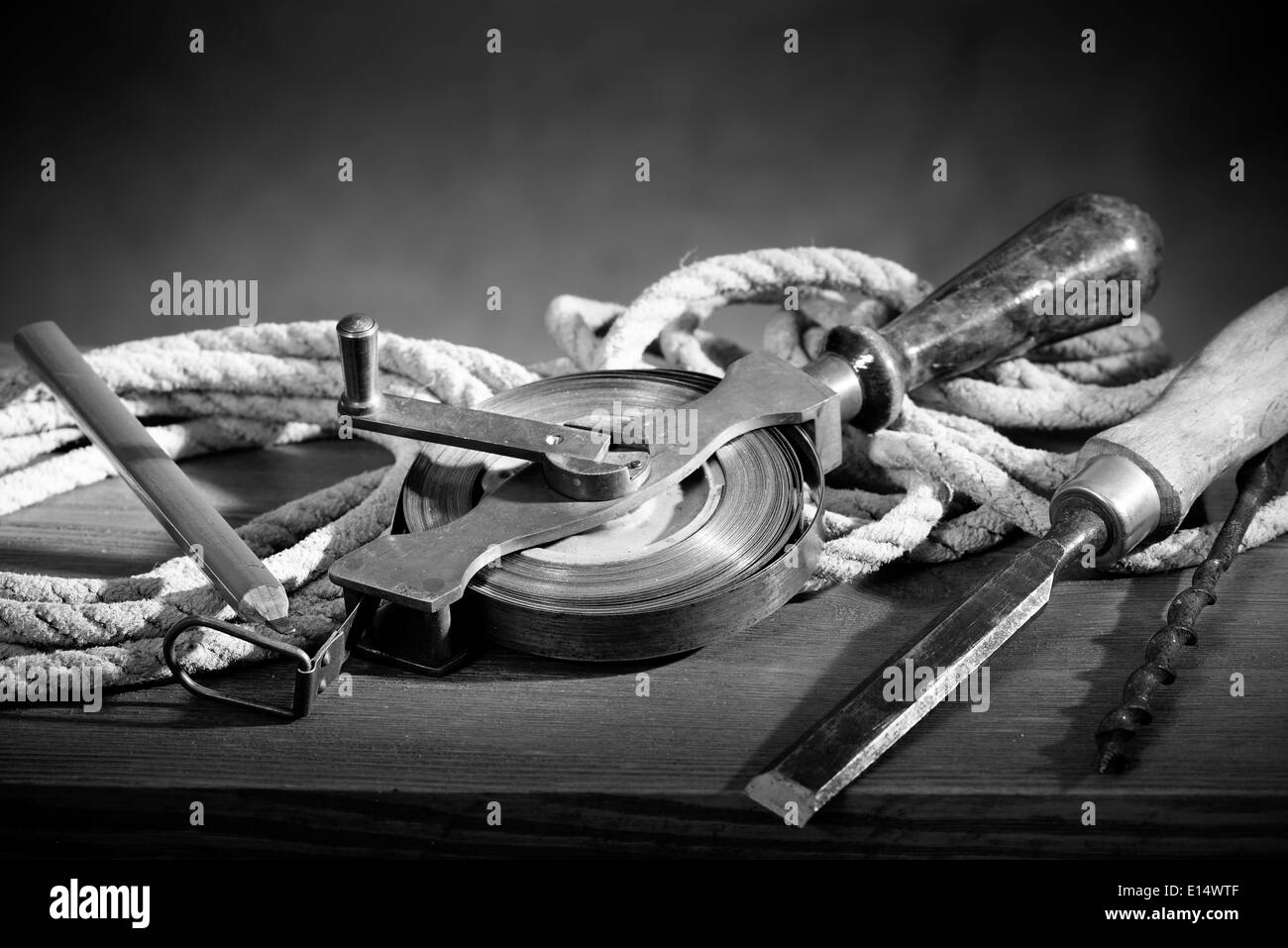 Una cinta métrica con herramientas antiguas en la sala Foto de stock