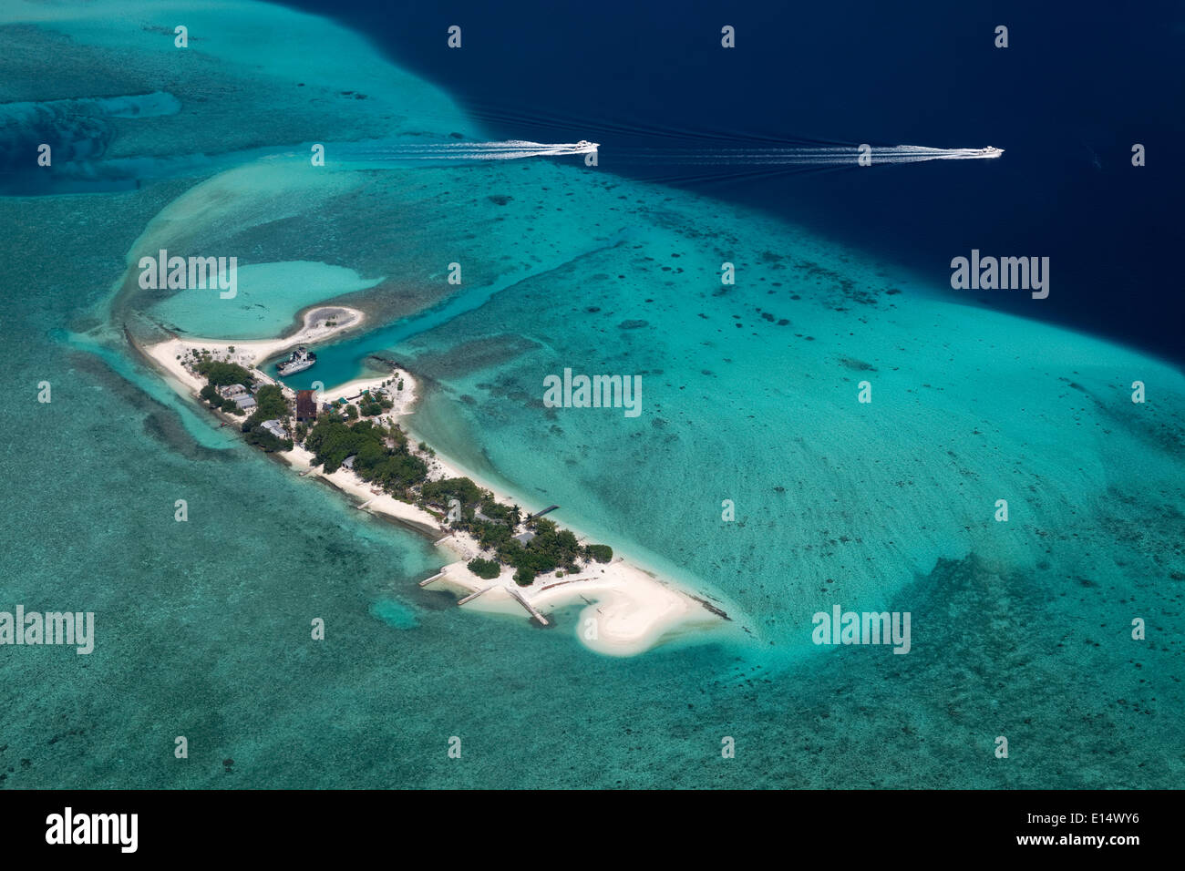 Vista aérea, dependencias de la Restinga, Isla del Atolón de Malé Norte, el Océano Índico, Maldivas Foto de stock