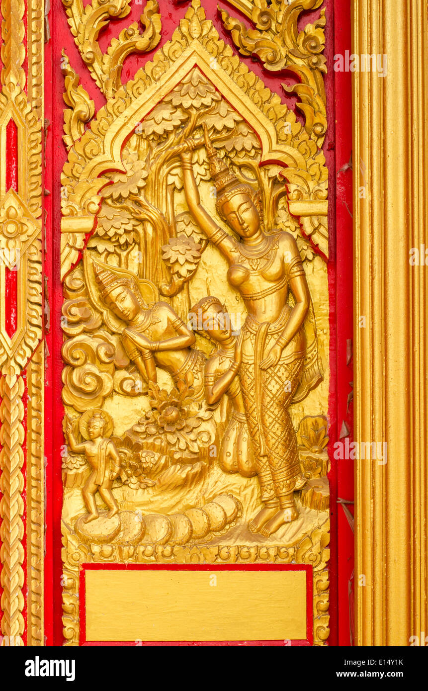 Buda dorado tallado en la puerta,Tailandia Foto de stock