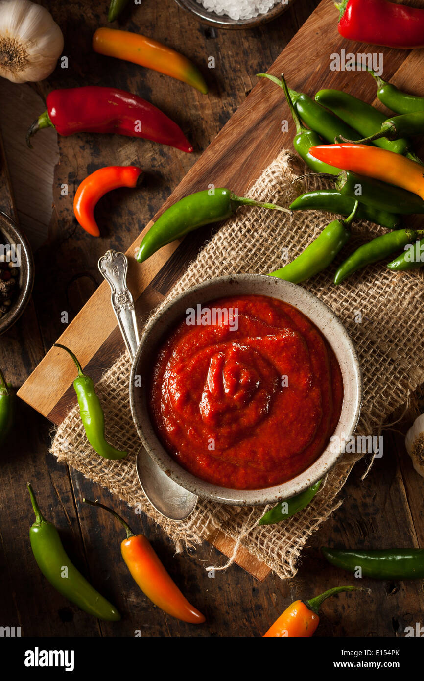 En Sriracha rojo salsa picante en un recipiente Foto de stock