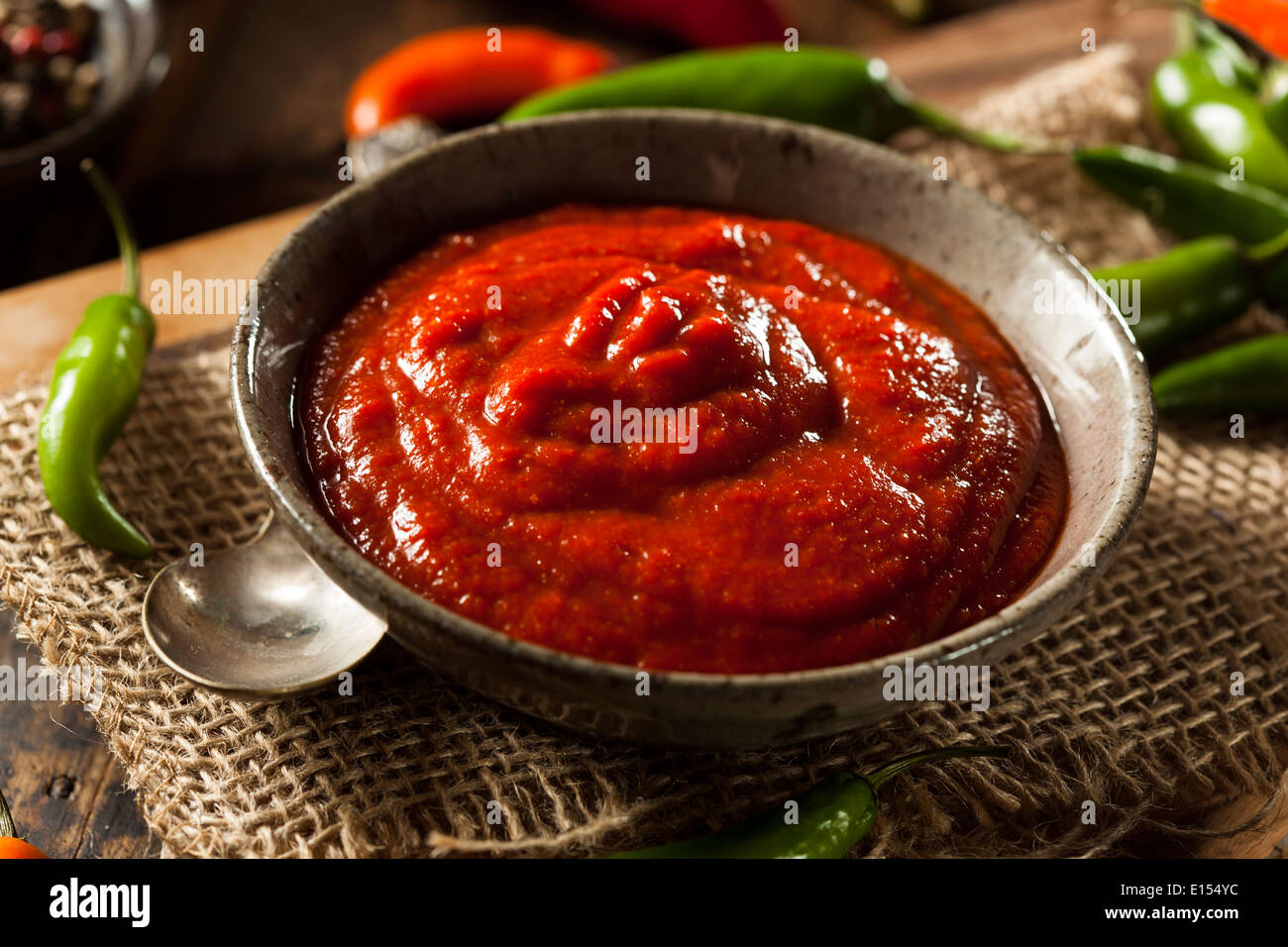 En Sriracha rojo salsa picante en un recipiente Foto de stock