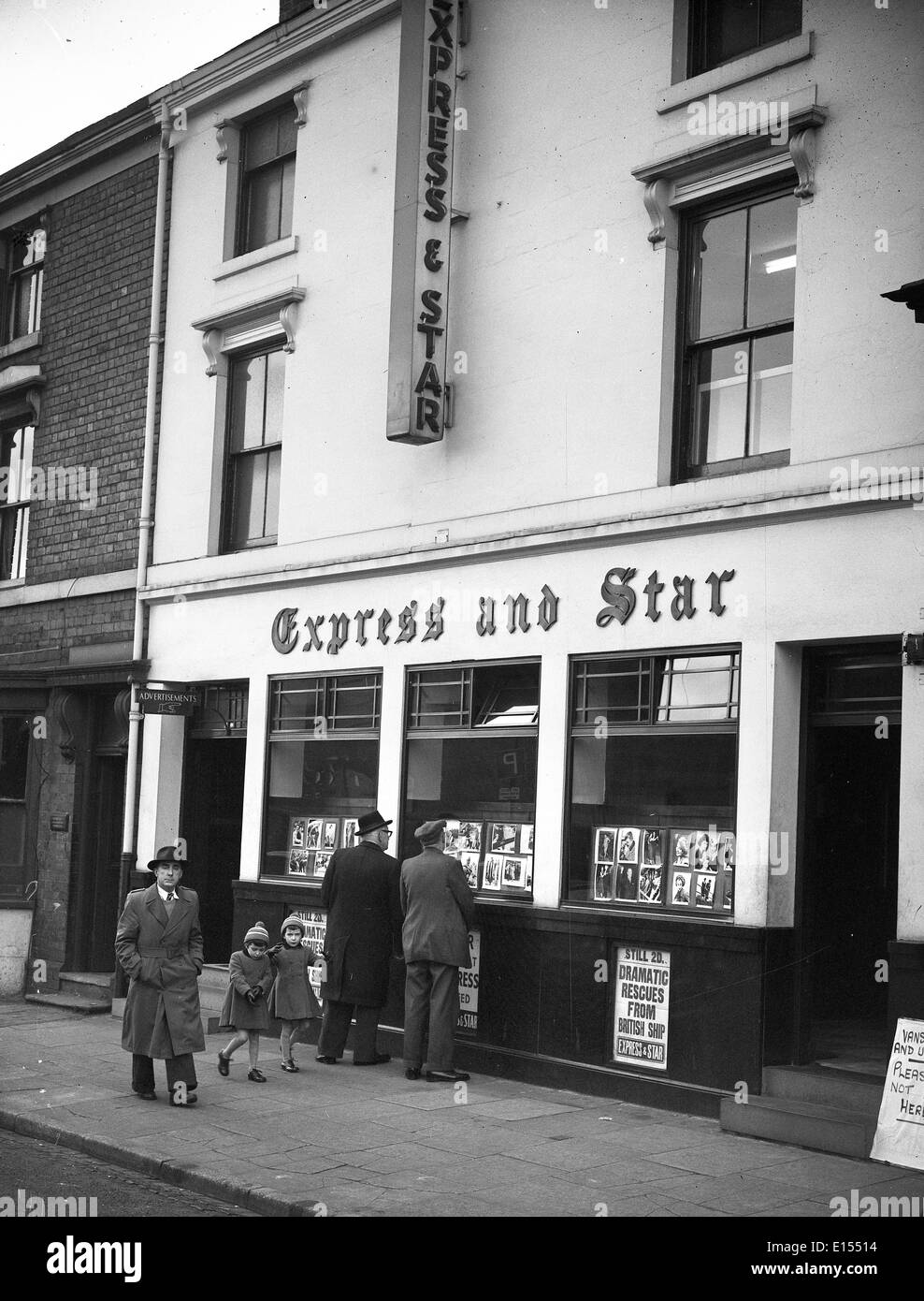 Periódico Express & Star Office en Walsall, West Midlands 1957 Foto de stock