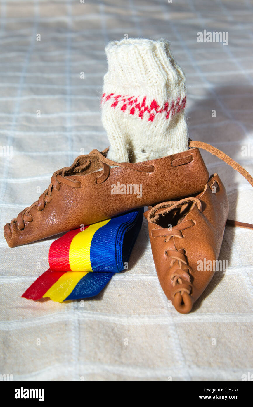 Traje tradicional de Rumania, símbolo étnico con bandera rumana Foto de stock