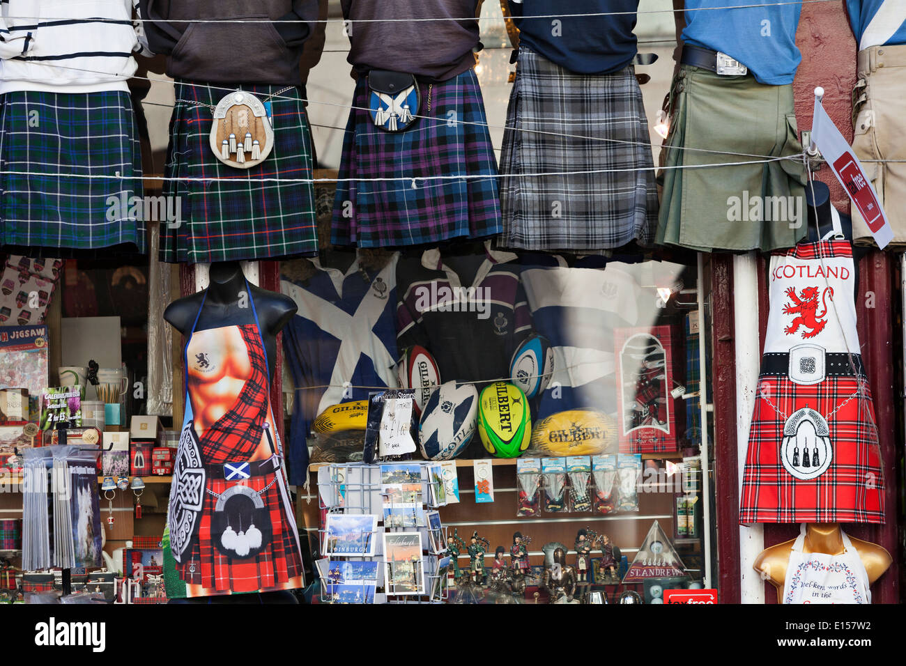 Faldas y tartán escocés fuera de una tienda de souvenirs en la Royal Mile de Edimburgo Foto de stock