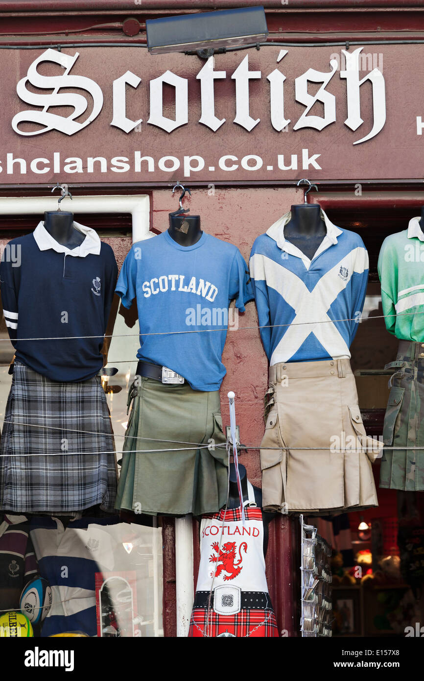 Faldas y tartán escocés fuera de una tienda de souvenirs en la Royal Mile de Edimburgo Foto de stock