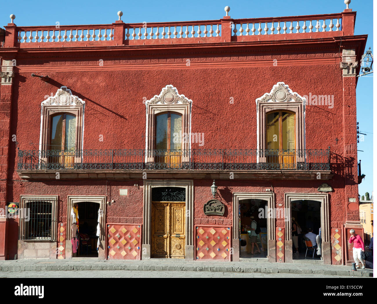 Histórico edificio que ahora alberga la oficina de turismo de la Plaza Principal de San Miguel de Allende, México Foto de stock