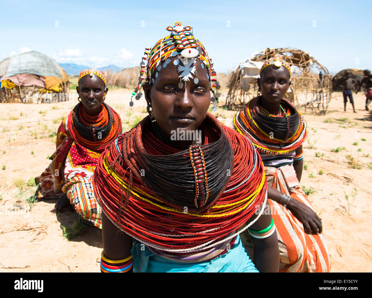 Hermosa mujer Rendille en su aldea en el norte de Kenya. Foto de stock