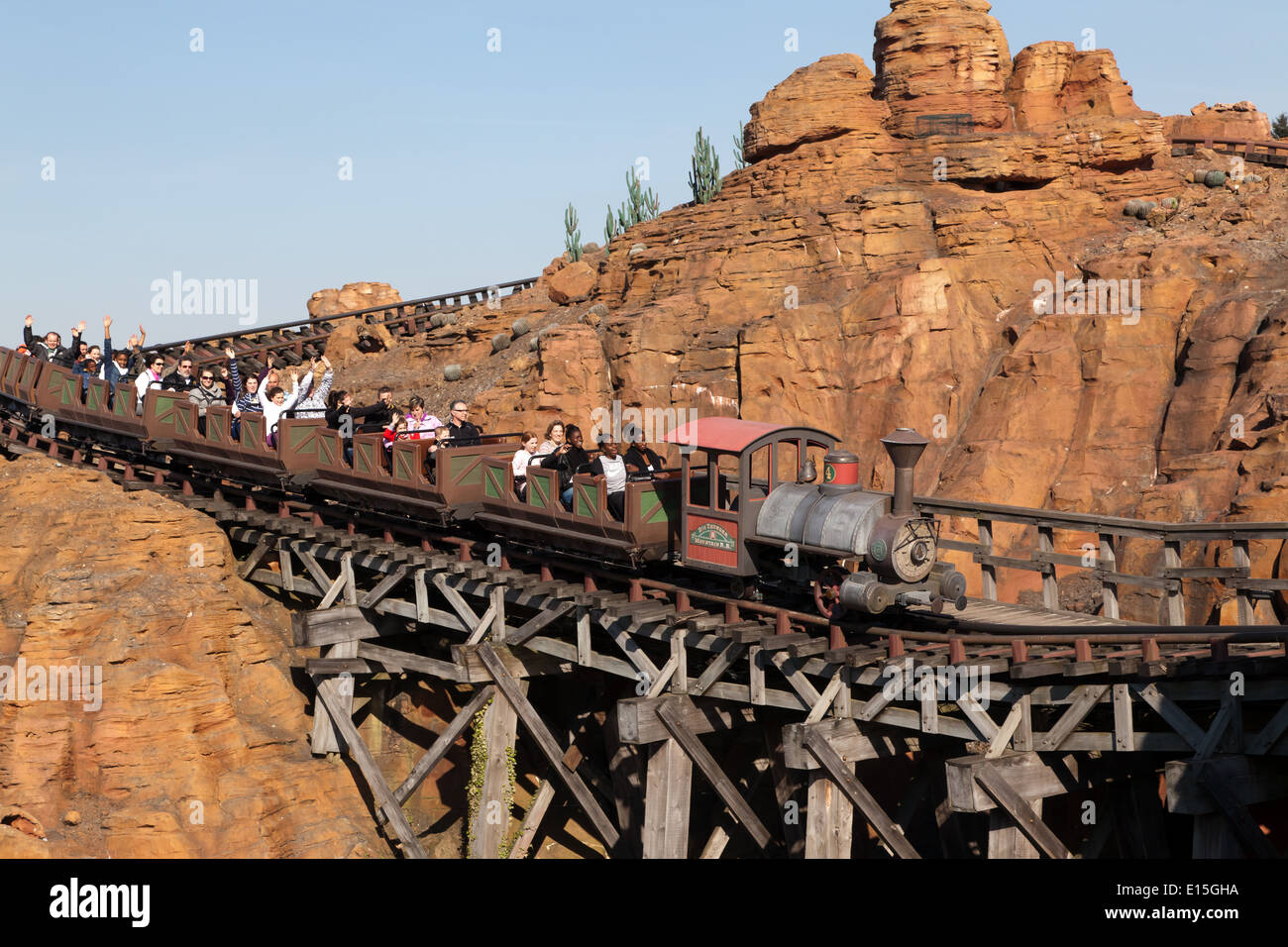Vista De La Big Thunder Mountain Railroad Un Viaje En Montana Rusa En Frontierland En Disney Land Paris Fotografia De Stock Alamy