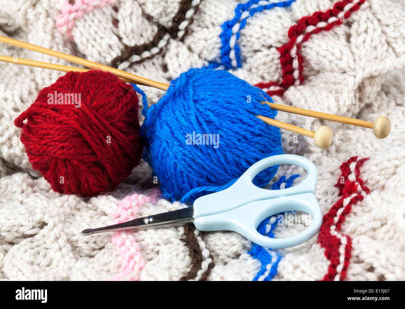 Conjunto de tejer con hilo de lana, agujas de tejer y tijeras Foto de stock