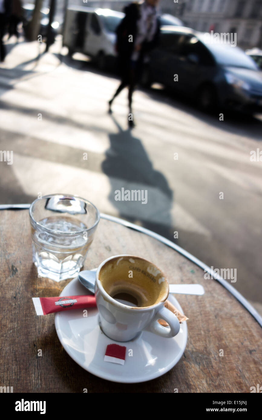 Tomando una taza de café en la terraza de un café en París, Francia, con la  chica que pasa Fotografía de stock - Alamy