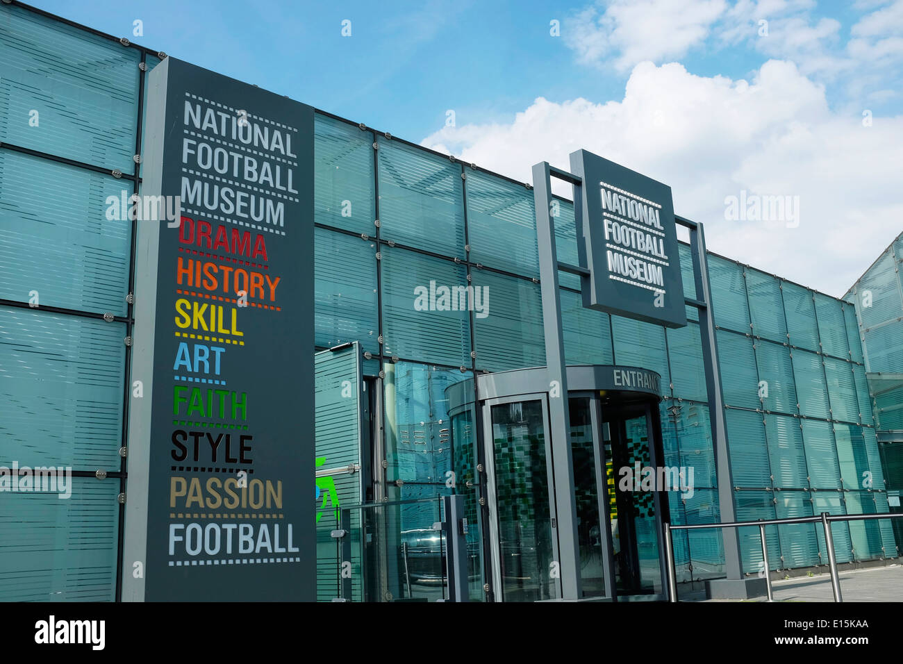 La entrada al Museo Nacional de Fútbol en el centro de la ciudad de Manchester UK Foto de stock