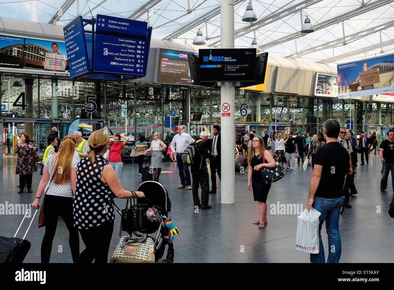 Los pasajeros en la zona de vestíbulo principal de la estación Manchester Piccadilly UK Foto de stock