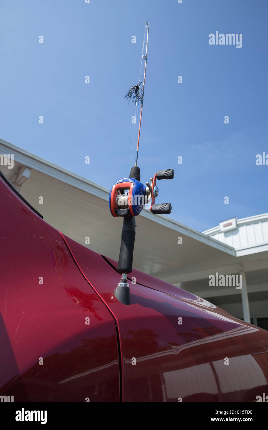 Caña de Pescar Alquiler antena instalada en una camioneta Fotografía de  stock - Alamy