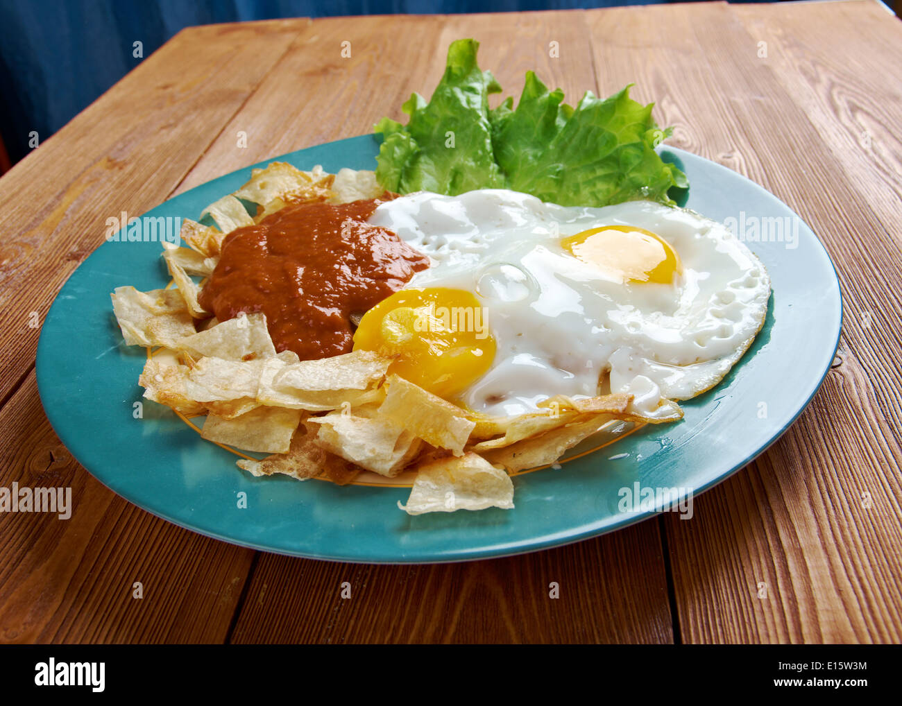 Huevos con chilaquiles desayuno tradicional mexicana huevos. Huevos