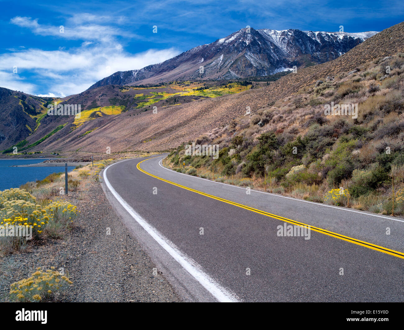 Carretera en junio de Lagos Lupa. Las Montañas de Sierra Nevada, California Foto de stock