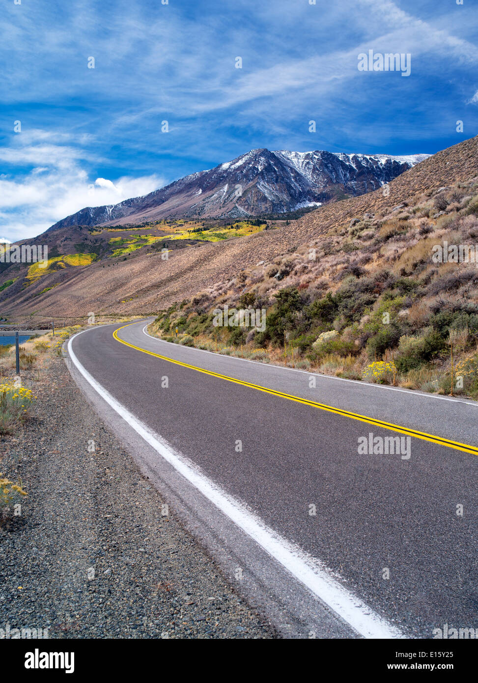 Carretera en junio de Lagos Lupa. Las Montañas de Sierra Nevada, California Foto de stock