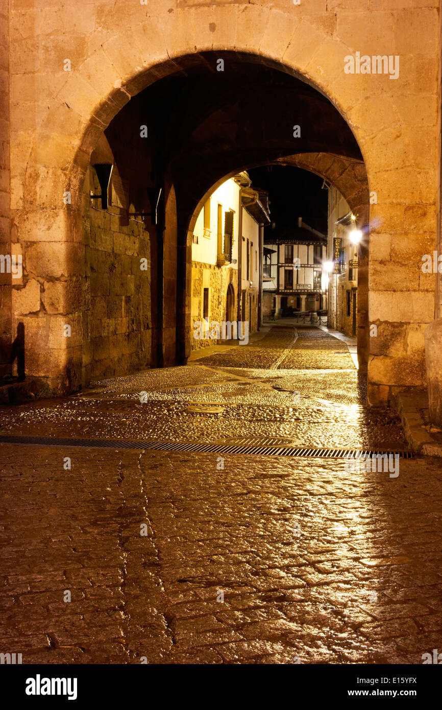 La localidad de Covarrubias, Burgos, España Foto de stock