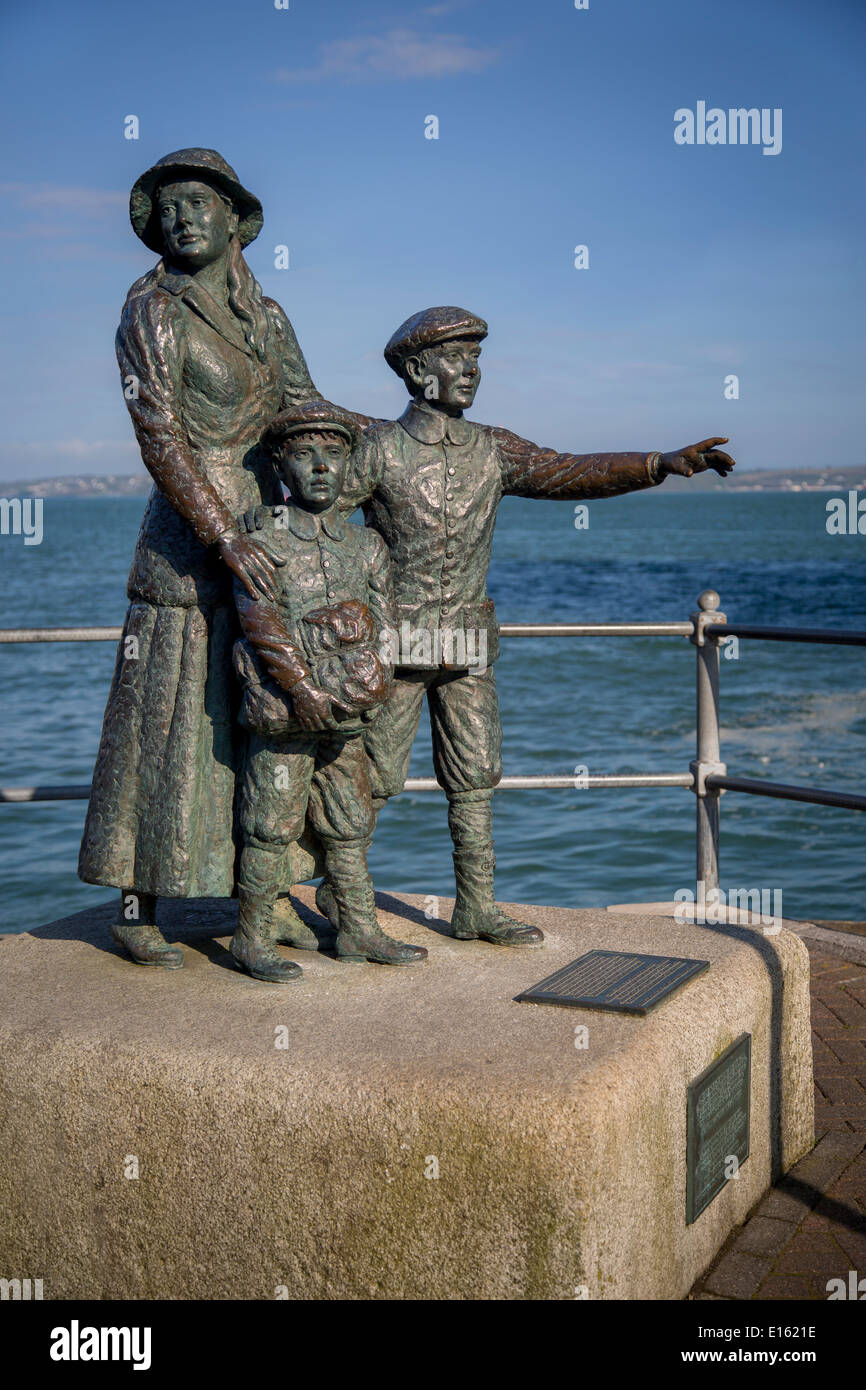 Annie Moore estatua en Cobh, Irlanda. A los 15 años, con sus 2 hermanos fueron los primeros inmigrantes en Ellis Island, transformados en Nueva York Foto de stock