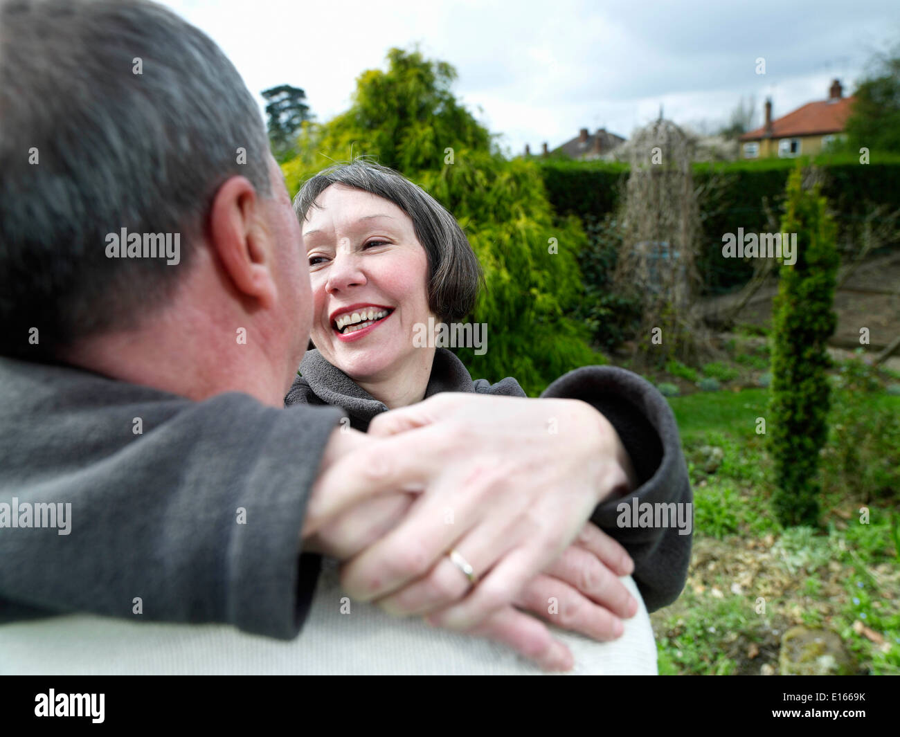 El esposo y la esposa en su jardín Foto de stock