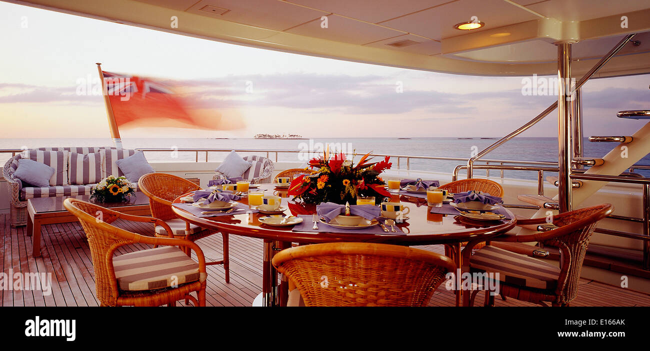 Juego de mesa para la cena en el yate de lujo Foto de stock