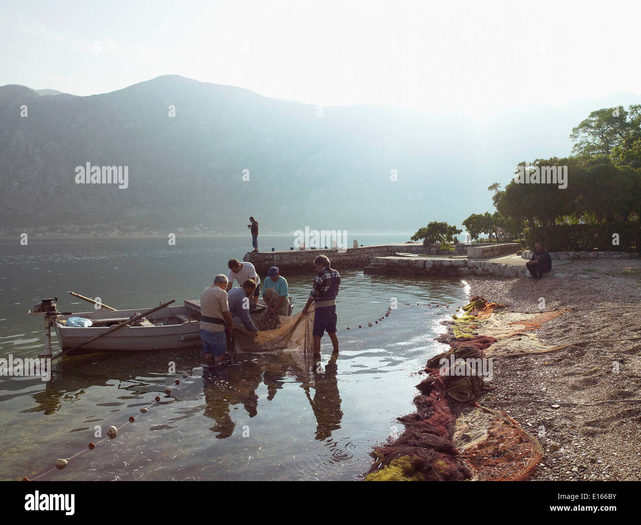 Pescador preparar sus redes en la playa. Foto de stock