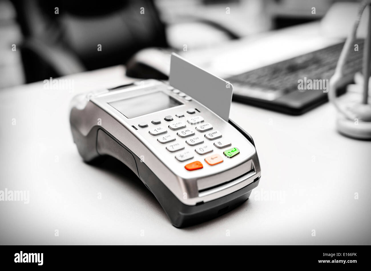 Terminal bancaria y tarjeta de pago en la mesa de oficina Fotografía de  stock - Alamy