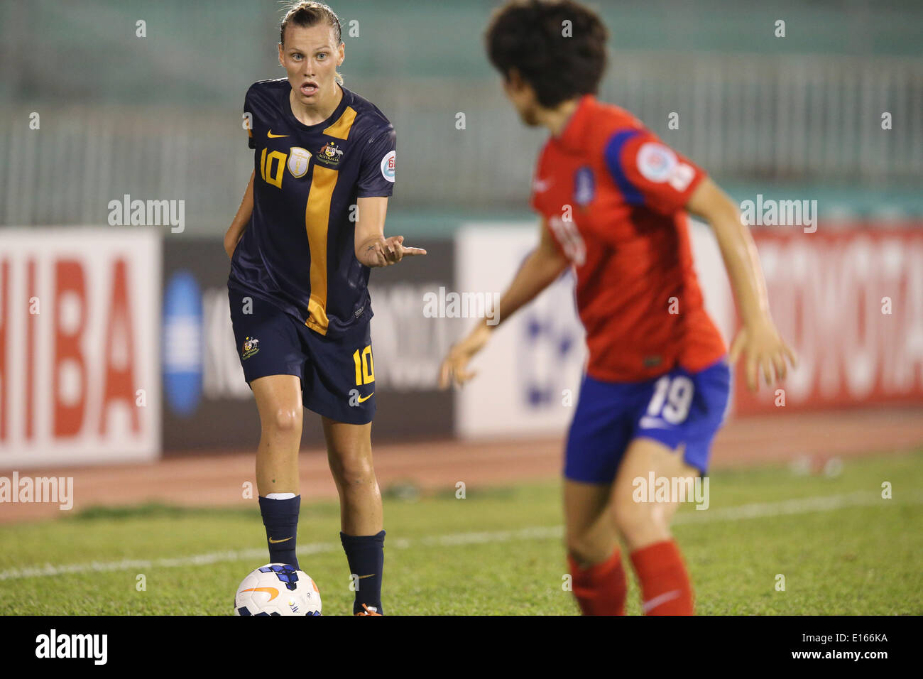 Ho Chi Minh, Vietnam. 22 de mayo de 2014. Emily van Egmond (AUS), Canción  Su-Ran (KOR) fútbol/Soccer : 2014 AFC Copa Asiática de mujeres semifinal  partido entre Corea del Sur 1-2 a