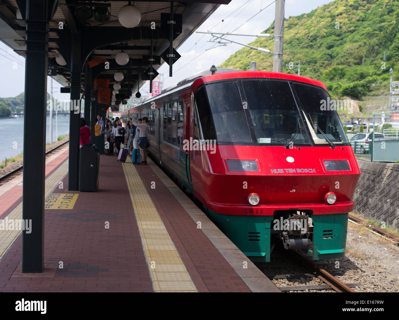 Tren expreso JR llega a Huis ten Bosch, un parque temático en Sasebo, Nagasaki, Japón. Recrea Holanda y edificios holandeses. Foto de stock