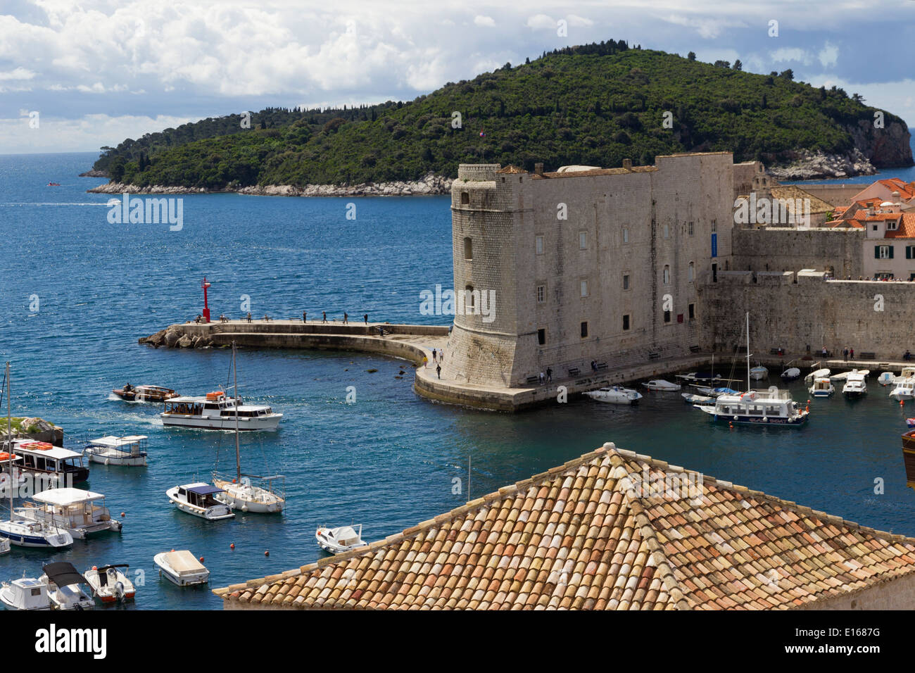 Puerto de la ciudad vieja de Dubrovnik y la Isla Lokrum Foto de stock