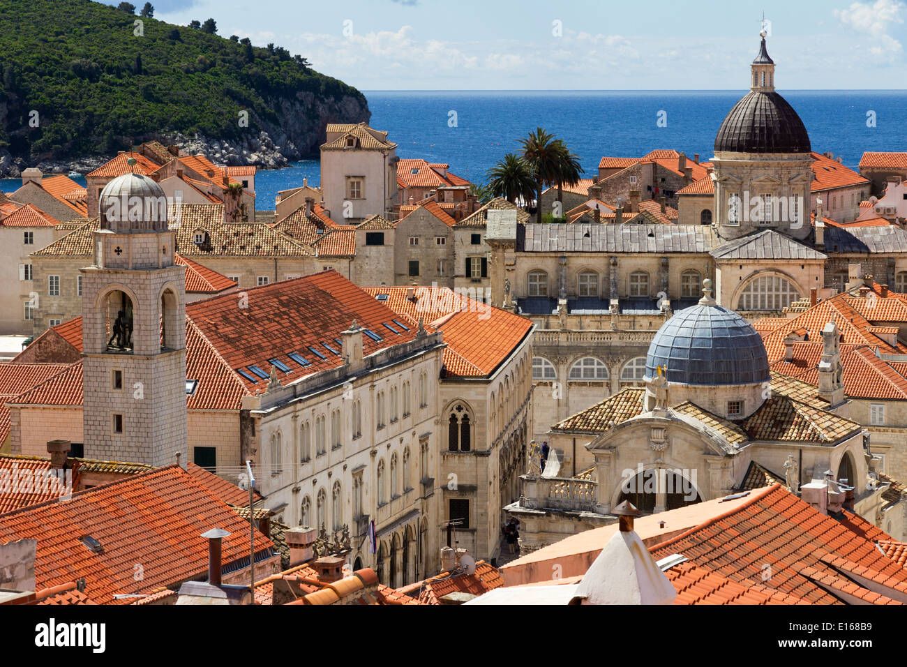 Catedral Vieja ciudad amurallada de Dubrovnik y la Isla Lokrum Foto de stock