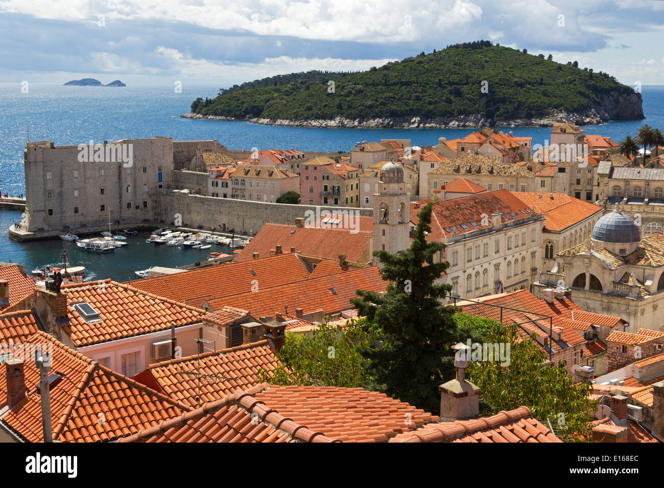 Ciudad vieja de Dubrovnik y la Isla Lokrum Harbour Foto de stock