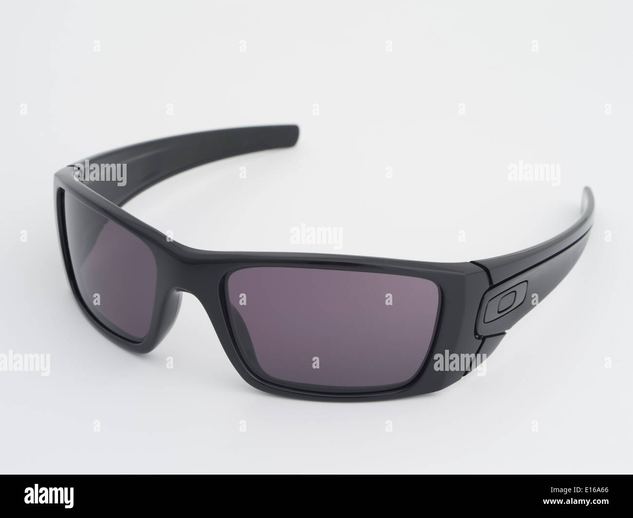 Oakley Fuel Cell negro pulido anteojos con lentes de color gris cálido. Oakley inc basado en Foothill Ranch, California Foto de stock