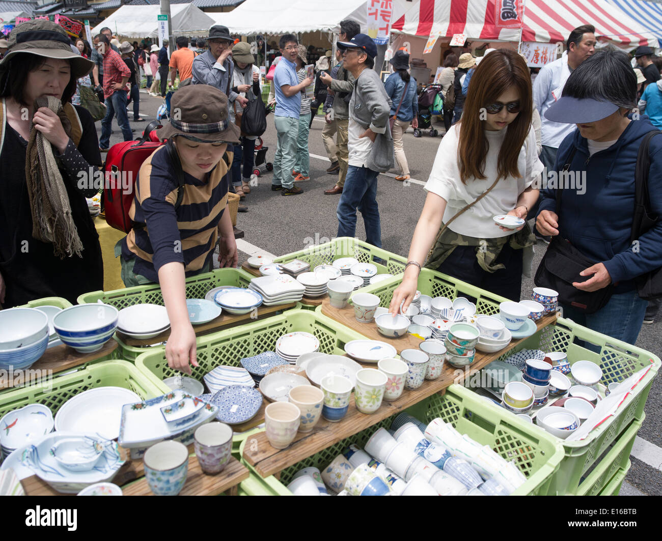 Feria de porcelana Arita, celebrada durante la Semana Dorada, en Arita, prefectura de Saga en Japón. Foto de stock