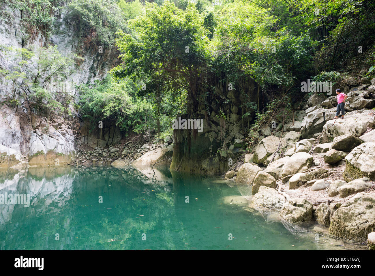 Agujero azul de montaña Lom Phu Khew lago en Ngao, Lampang, Tailandia Foto de stock