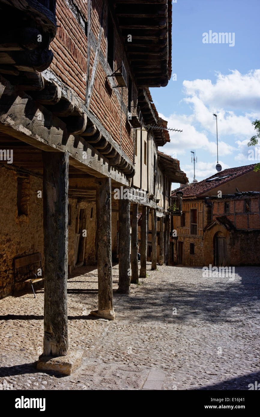Calatañazor soria España Castilla y León antiguo pueblo antiguo pueblo de piedra de madera madera auténtica mala Foto de stock