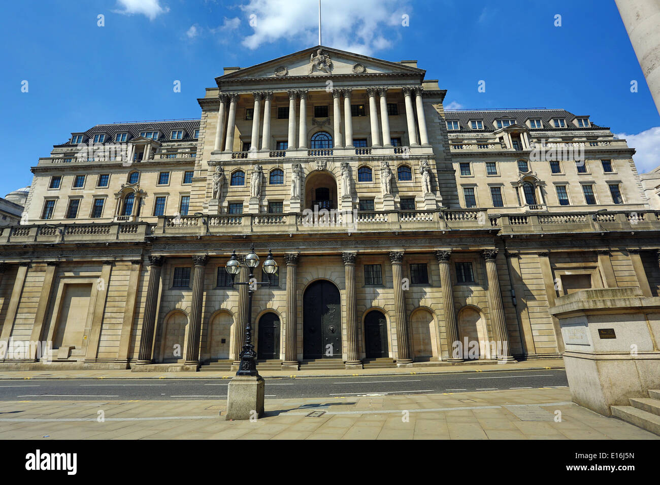 El Banco de Inglaterra en la ciudad de Threadneedle Street, Londres, Inglaterra Foto de stock