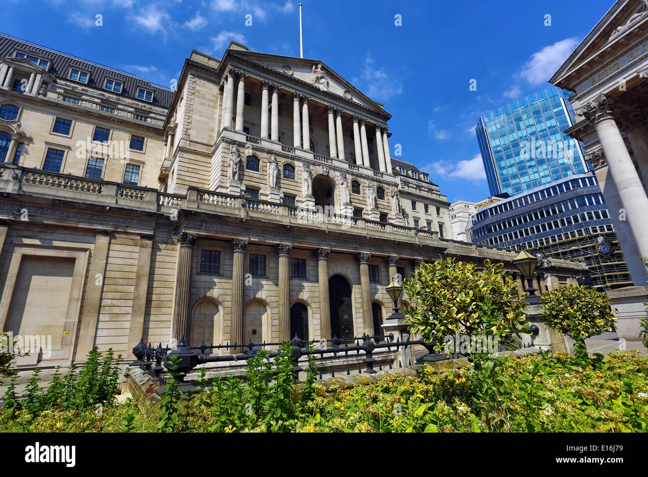 El Banco de Inglaterra en la ciudad de Threadneedle Street, Londres, Inglaterra Foto de stock