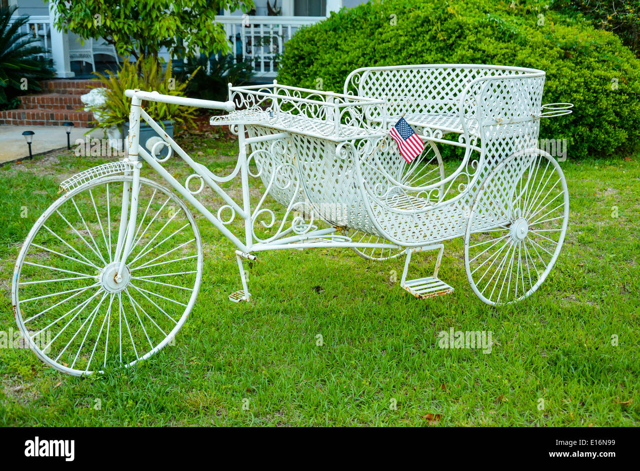 Triciclo de hierro forjado blanco ornamento del jardín en el patio de la  Goodbread House B&B Inn Saint Mary's, GA Fotografía de stock - Alamy