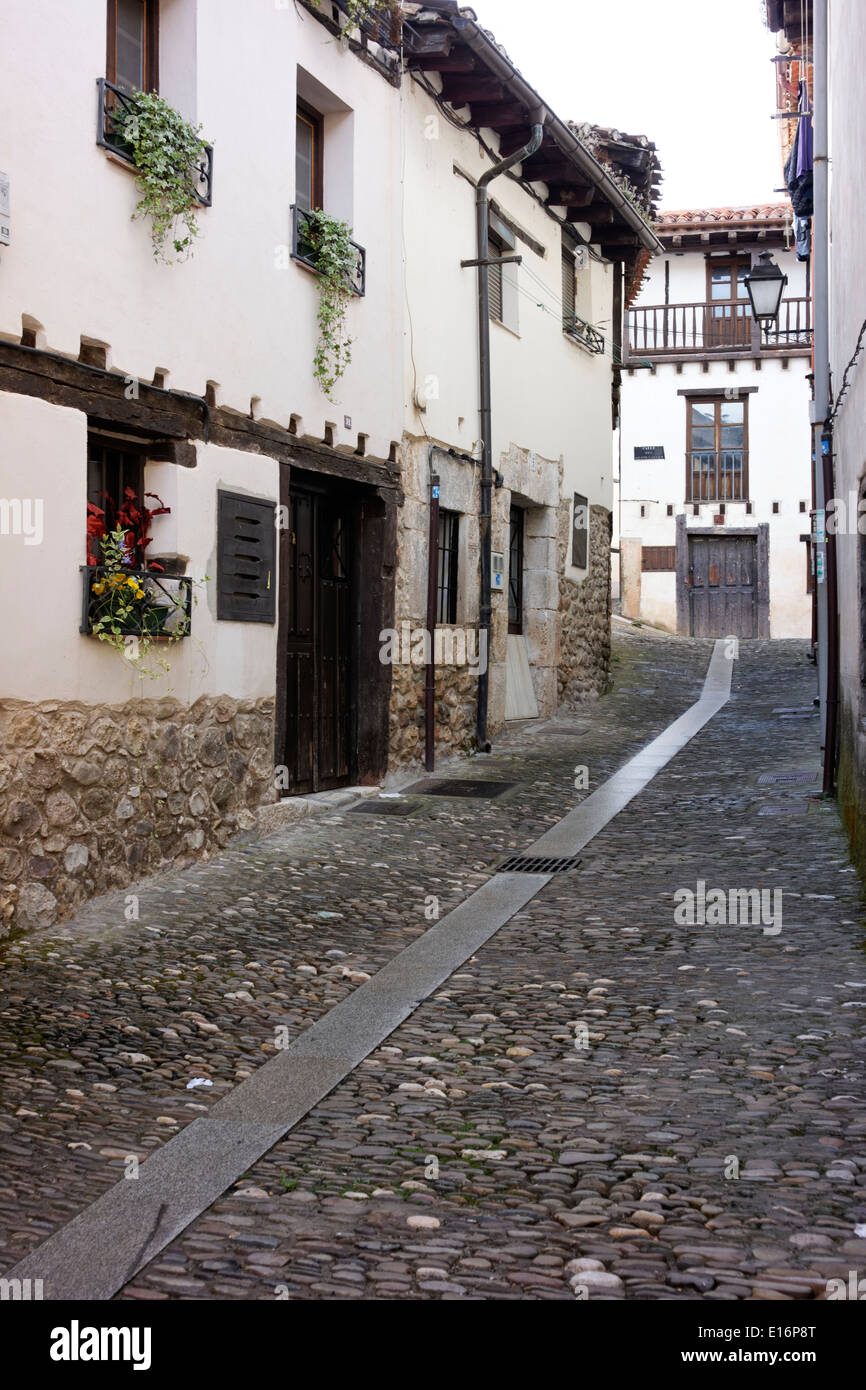 La localidad de Covarrubias, Burgos, España Foto de stock