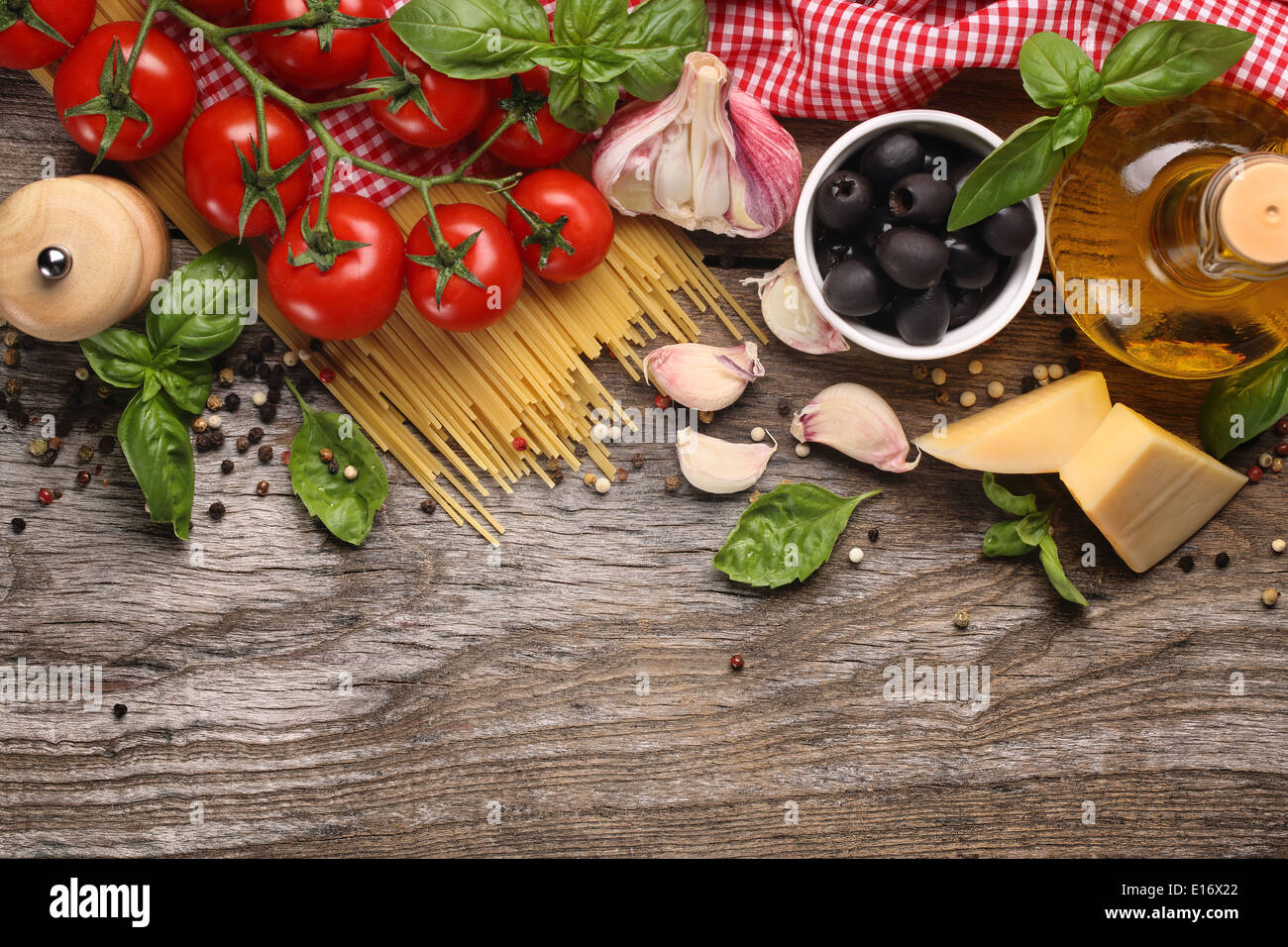 Comida italiana ingredientes sobre fondo de madera Foto de stock