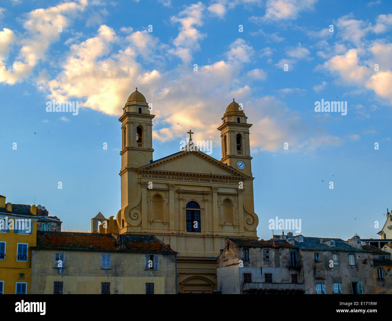 Las torres de la iglesia de San Juan Bautista con la luz del atardecer, Bastia Foto de stock