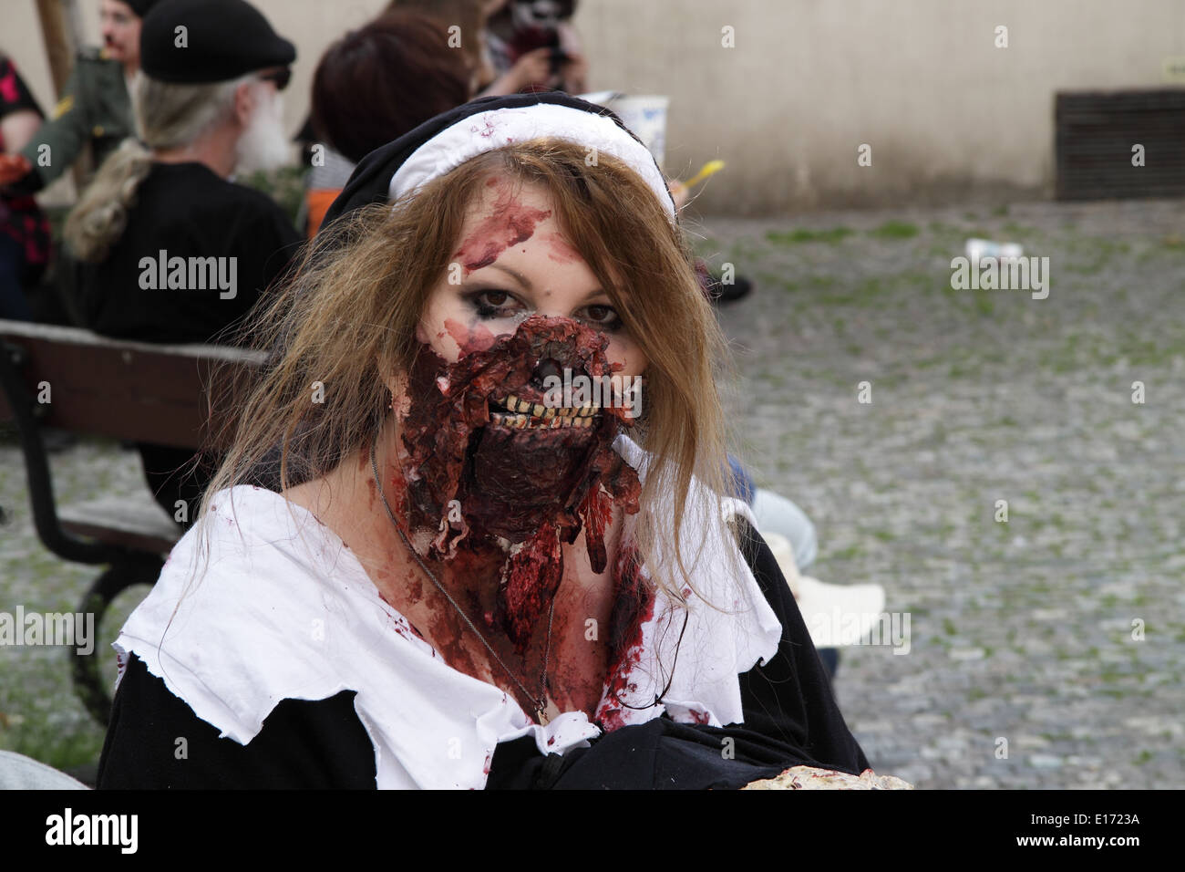 Cicatrices de zombies fotografías e imágenes de alta resolución - Alamy
