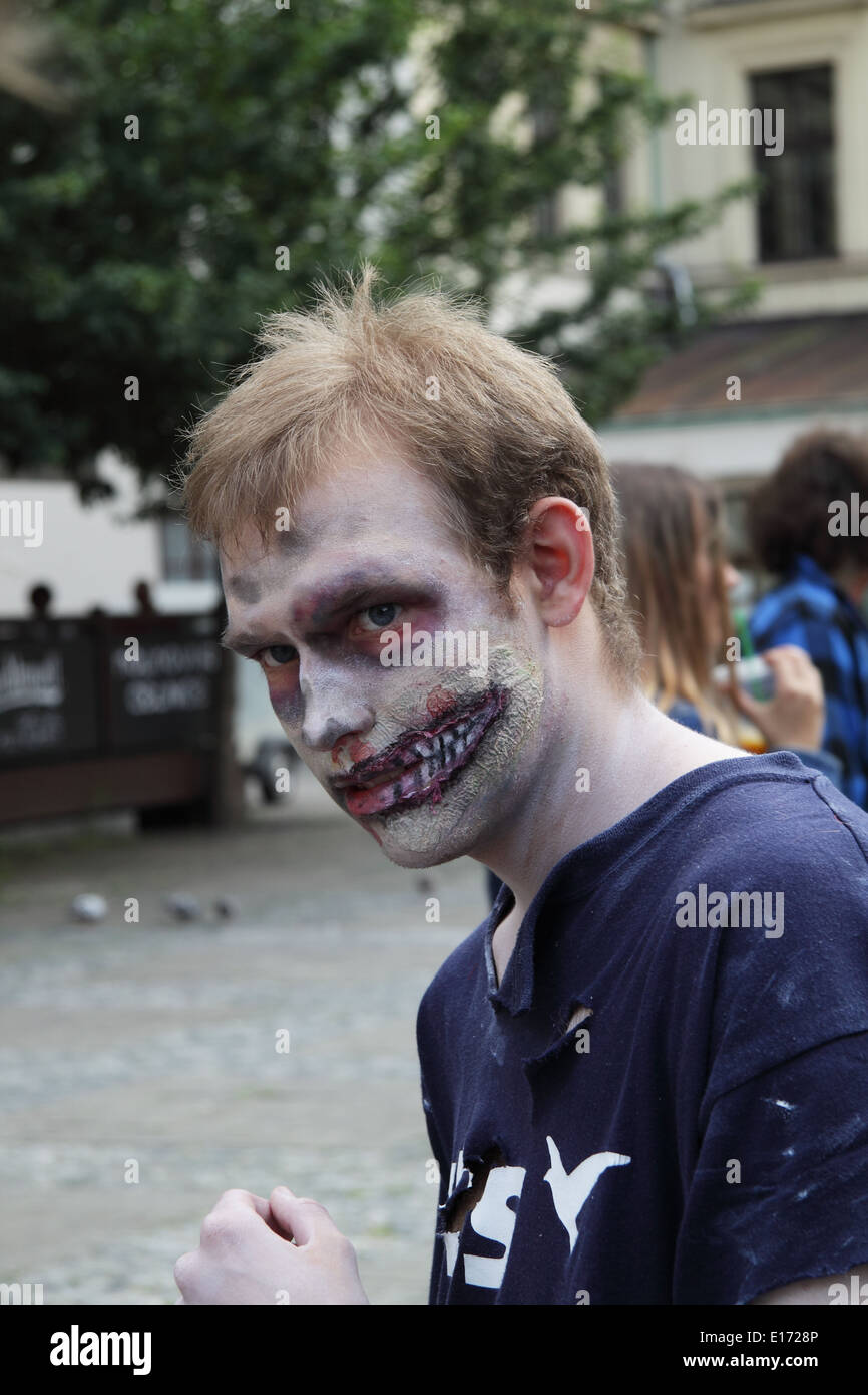 Participante masculino en el Zombie walk en Praga en mayo de 2014. Llevaba  una camiseta azul con blanco de impresión. Los dientes han pintado en la  mejilla Fotografía de stock - Alamy