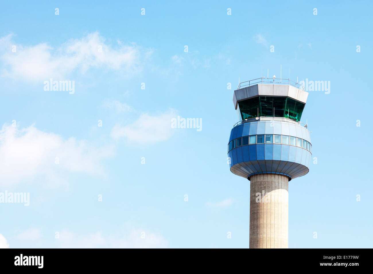 Los aviones del aeropuerto East Midlands de la torre de control del aeropuerto de Nottingham East Midlands England Foto de stock