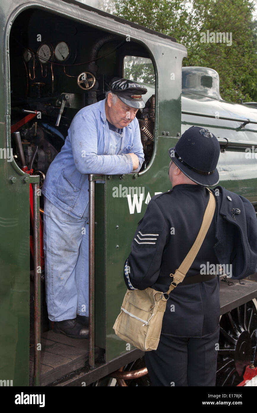 WWII tren a Ramsbottom, Lancashire, Reino Unido. 25 de mayo de 2014.  British waretime policía y conductor de trenes de vapor en la East  Lancashire Railway el galardonado 1940 Fin de semana.