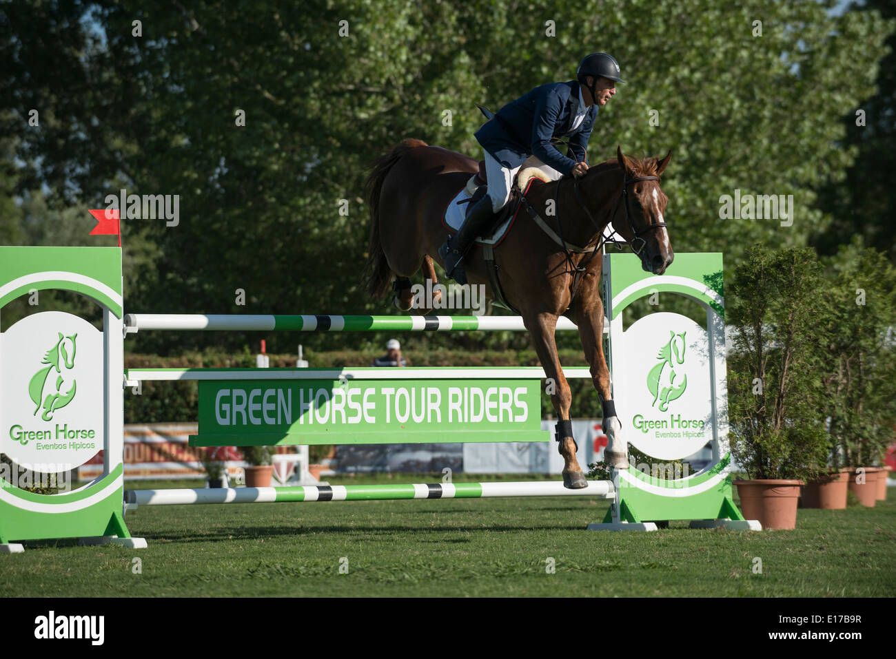 Jinete en caballo saltar por encima de obstáculos durante una competencia ecuestre Foto de stock