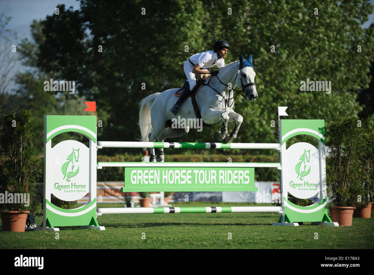 Jinete en caballo saltar por encima de obstáculos durante una competencia ecuestre Foto de stock