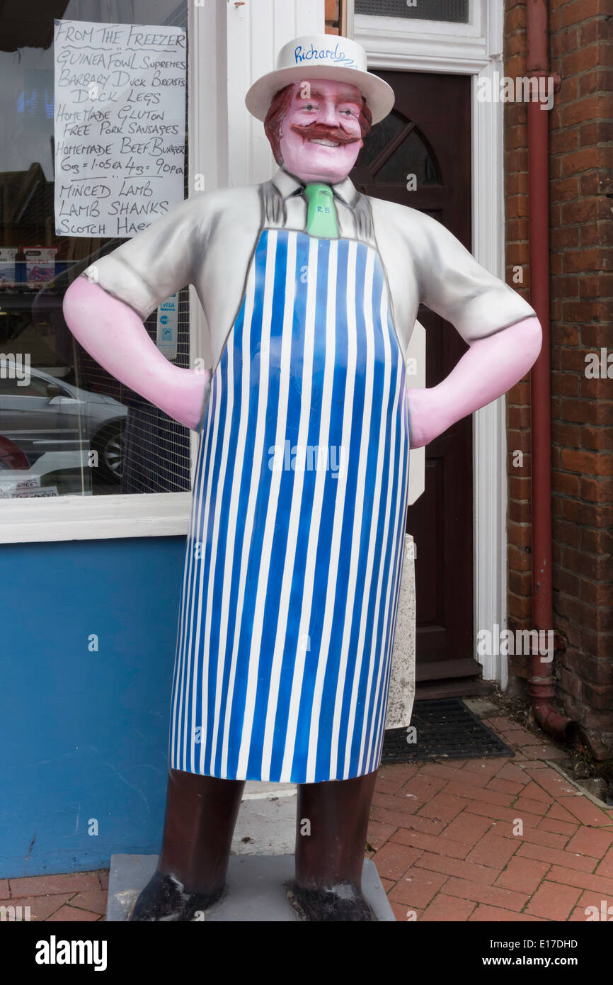 Los carniceros tienda con un tamaño de la vida azul y blanco ficticio de carnicero en Hunstanton Norfolk Inglaterra Foto de stock