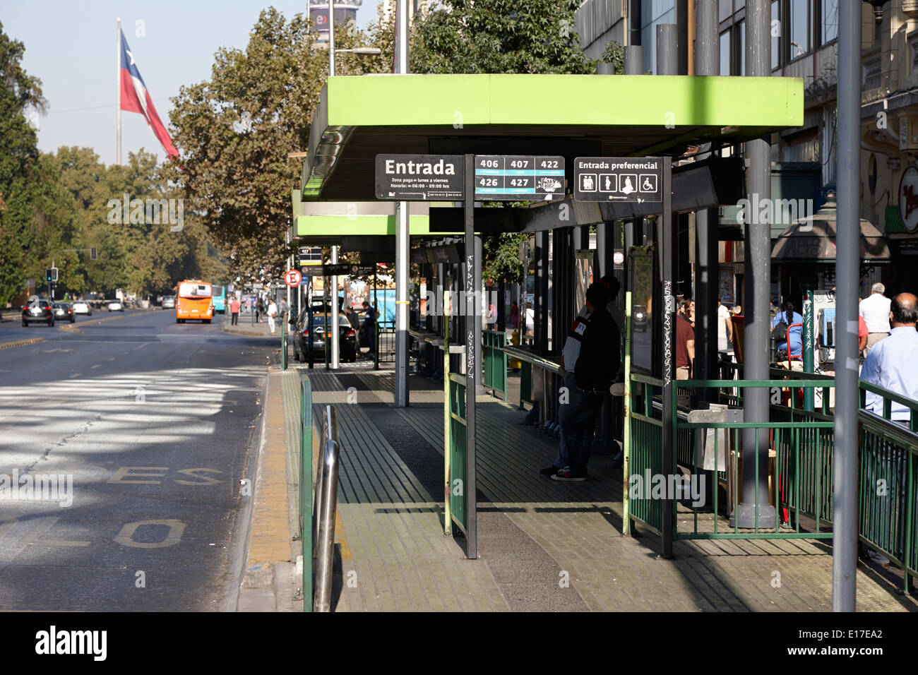 Parada de autobús en la avenida Libertador General Bernardo O'Higgins, el centro de la ciudad de Santiago de Chile Foto de stock