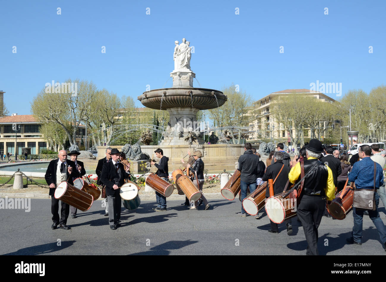 Provenzal o músicos percusionistas tocando tambores Tambourins tradicional fuente de la Rotonde en Aix-en-Provence Francia Foto de stock